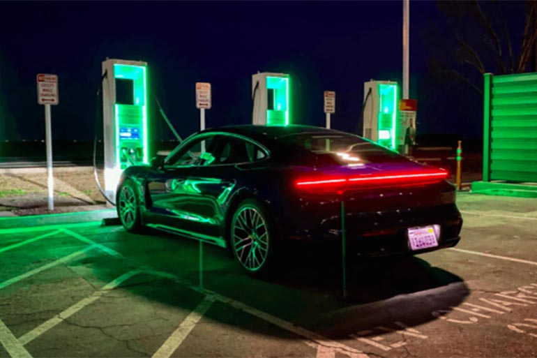 Байден планує перевести уряд на електромобілі