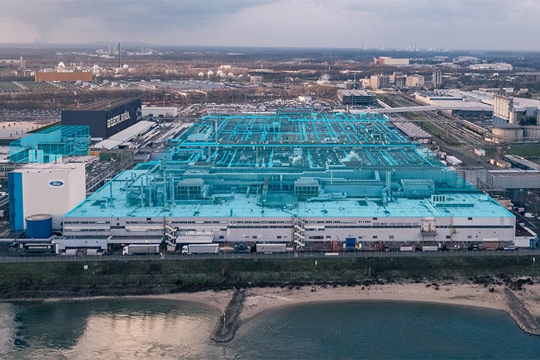 Модельний ряд легкових автомобілів компанії Ford в Європі до середини 2026 року буде повністю електричним або плагін-гібридним, а до 2030 — лише електричним