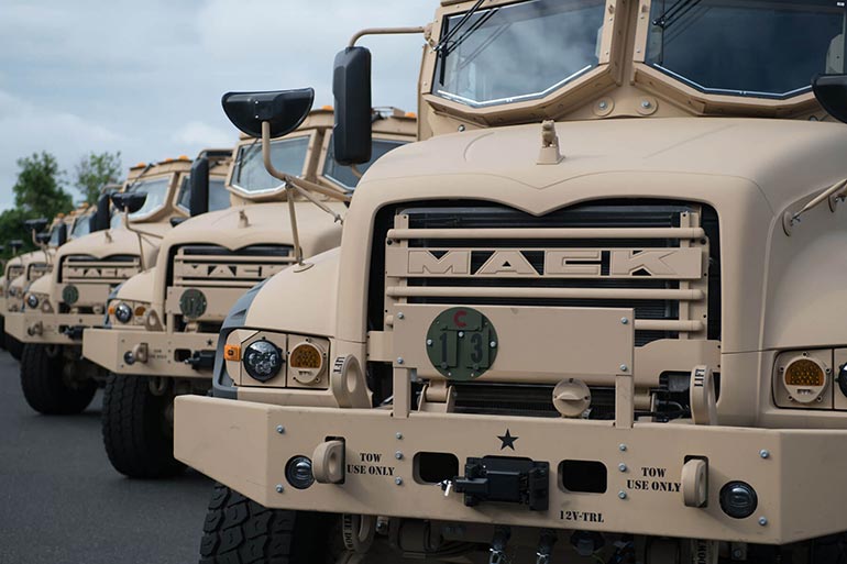 Сухопутні війська США замовили 99 важких неброньованих самоскидів Mack Defense