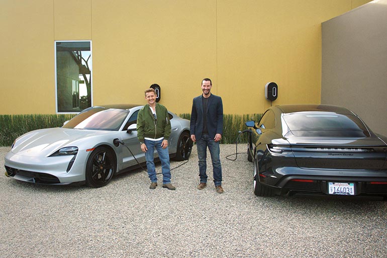 Кіану Рівз і Алекс Вінтер тестують Porsche Taycan в новому фільмі «На відстані»