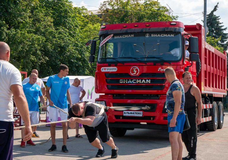 У Кременчуці найсильніші люди України змагалися між собою та мірялися міццю з потужним автомобілем