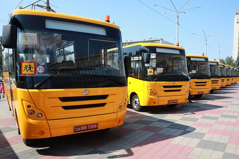 ЗАЗ передав 10 шкільних автобусів Запорізькій ОДА