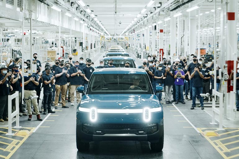 В Америці електричний пікап Rivian R1T урочисто зійшов з конвеєра; не відстає і електропікап Ford F-150 Lightning: тривають його випробування в реальних умовах