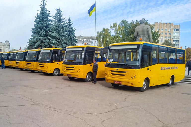 Навчальні заклади Житомирської області отримали 12 шкільних автобусів