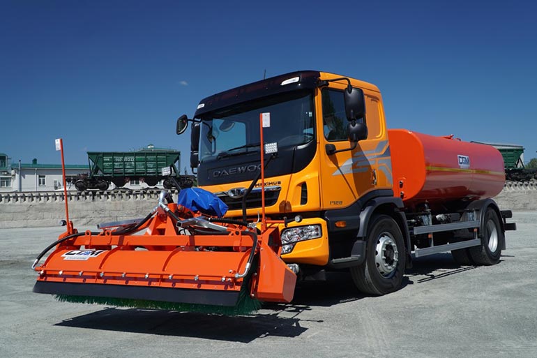 ТД «Будшляхмаш» презентував нову модель дорожньої комбінованої машини на базі шасі DAEWOO Maximus