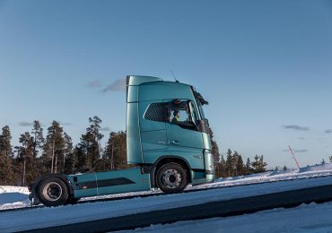 Покращення безпеки на слизьких дорогах: Volvo Trucks розробили унікальну технологію
