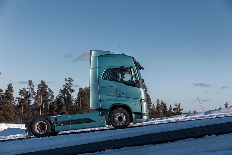 Покращення безпеки на слизьких дорогах: Volvo Trucks розробили унікальну технологію