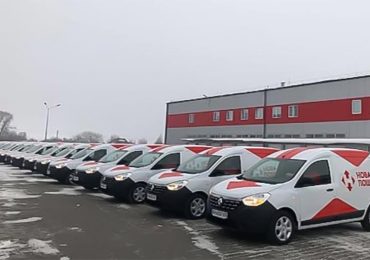Нова Пошта передала свої автомобілі ЗСУ та допомагає з гуманітарною допомогою