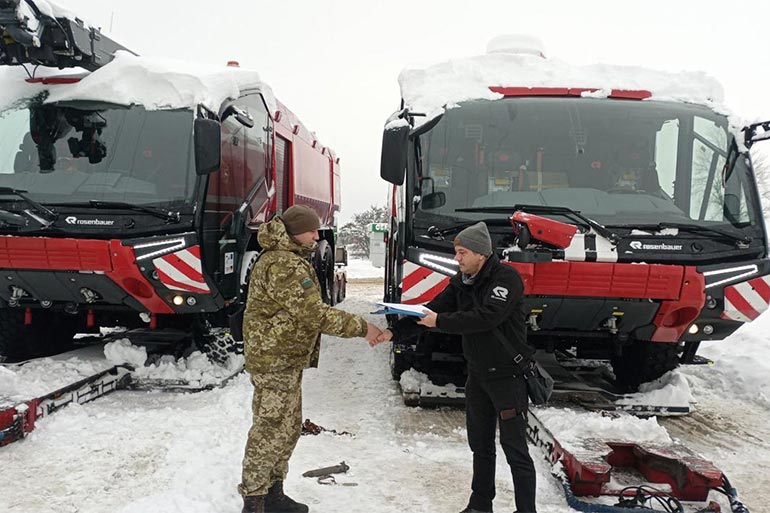 Прикордонники отримали два аеродромні пожежні автомобілі від Німеччини