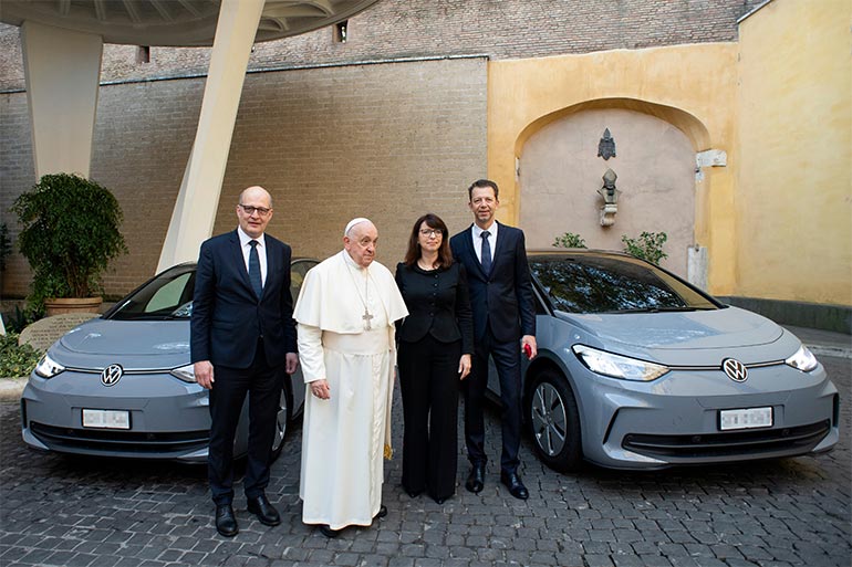 Ватикан змінює автопарк на електричний