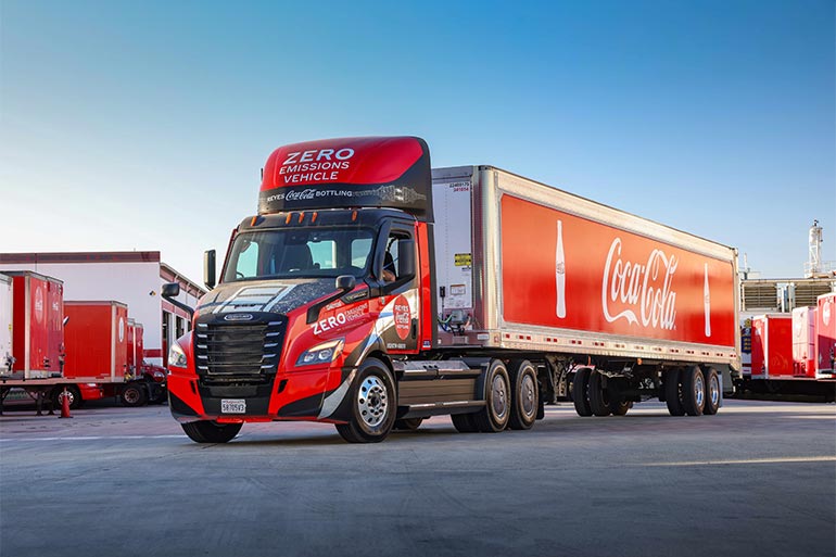 Daimler Truck: 20 електричних вантажівок Freightliner eCascadia вийшли на дороги для перевезення кока-коли Reyes