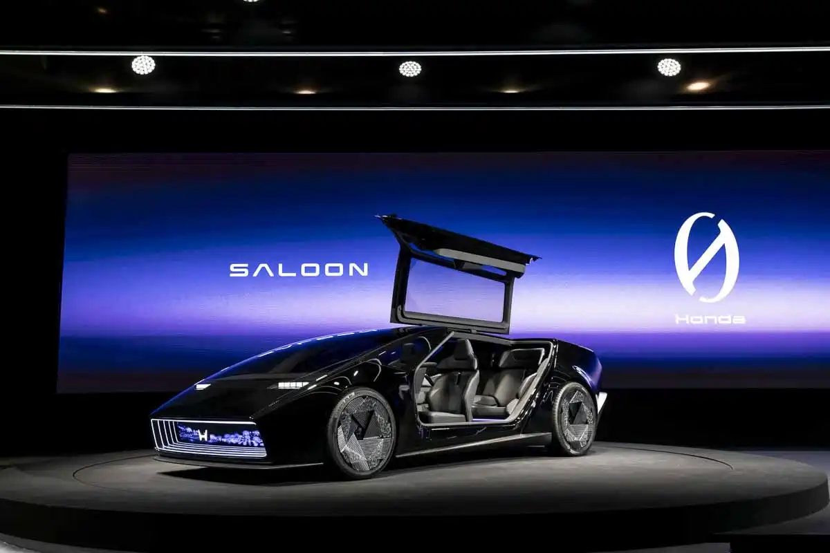 Концепт електромобіля Honda Saloon на виставці CES 2024
