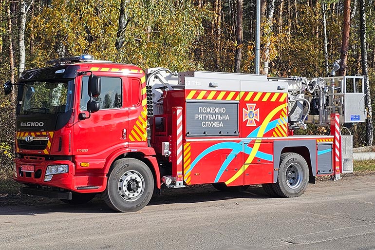 Нові пожежно-рятувальні автопідіймачі отримали українські вогнеборці