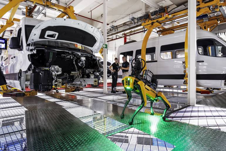 Чотири лапи та дрони: як «розумні» роботи допомагають Mercedes-Benz економити енергію