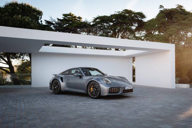 Новий Porsche 911 Turbo S: гібридна еволюція класики