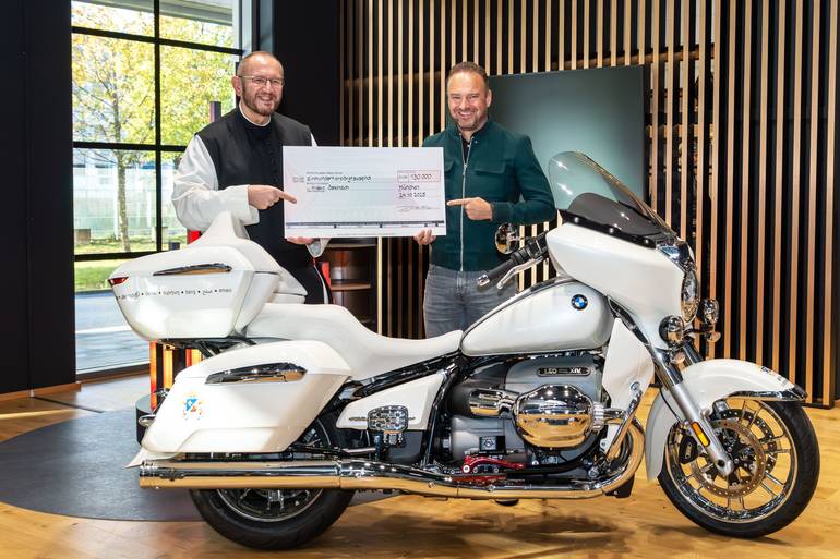 Мотоцикл BMW R 18, підписаний Папою Левом XIV, продали за рекордну суму