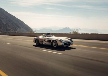 Легендарний Mercedes-Benz 300 SLR дебютував на 1000 Miglia Experience UAE в ОАЕ