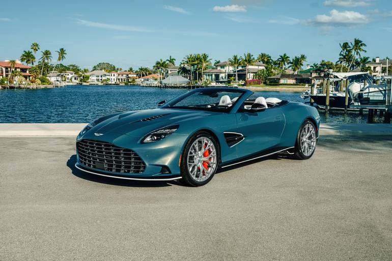Aston Martin представляє Vanquish Volante Wave Edition для аукціону Неапольського фестивалю вина