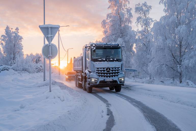 Mercedes-Benz eArocs 400: електровантажівка, що перевіряє зиму на міцність
