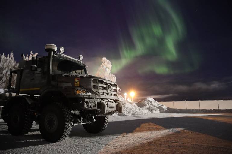 Військові вантажівки Daimler Truck проходять випробування льодом, морозом і тишею арктичної зими