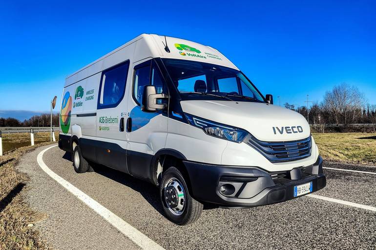 IVECO випробовує бездротову зарядку на спеціальній дорозі