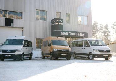 Компанія MAN передала чотири автомобілі для українських школярів