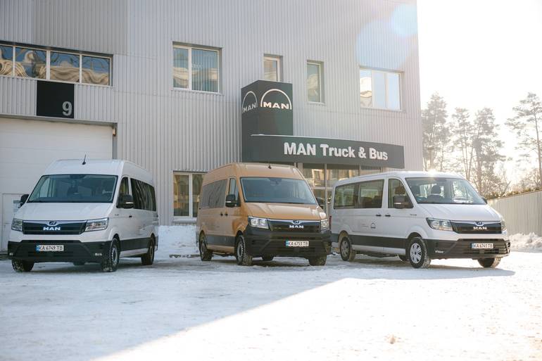 Компанія MAN передала чотири автомобілі для українських школярів
