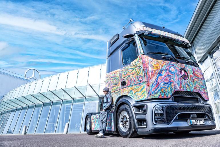 Mercedes-Benz Trucks показали Actros L ProCabin з авторським розписом кузова