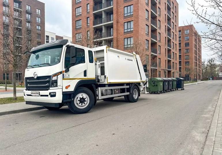 Завод АЛЬФАТЕКС розширює присутність на ринку комунальної техніки: сміттєвоз АТ-4031 передано замовнику