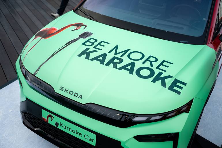 Škoda перетворила електромобілі на караоке-сцени під час чемпіонату світу по хокею