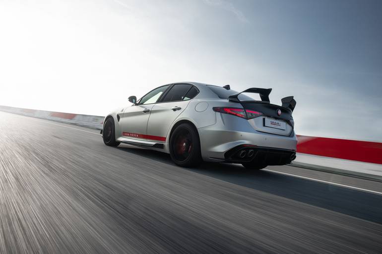Alfa Romeo Giulia Quadrifoglio Luna Rossa пройшла випробування на треку Балокко
