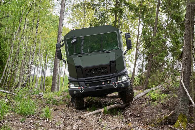 Scania робить ставку на військову мобільність: нова броньована кабіна та гібридні технології для армії