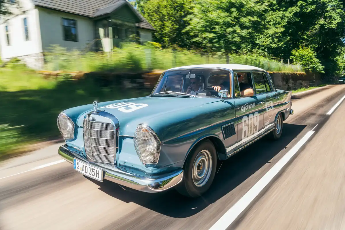 Mercedes-Benz 300 SE «Rallye» (W 112) під час «The Aurora Tour»