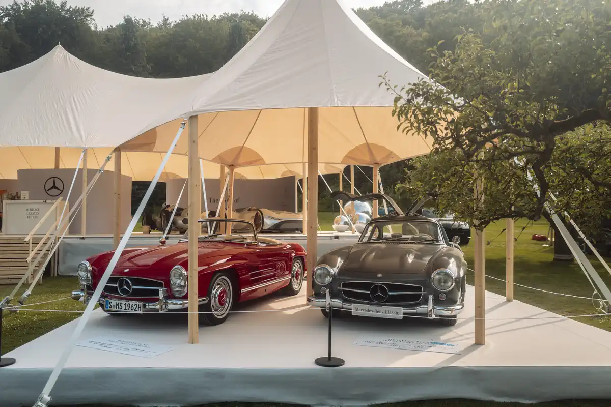 Два автомобілі Mercedes-Benz 300 SL (W 198) на стенді Mercedes-Benz Classic: праворуч — купе «Gullwing» з відділу продажу автомобілів Mercedes-Benz Classic; ліворуч — родстер 300 SL.