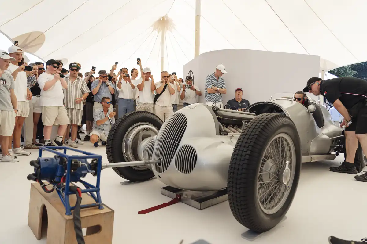 Фотографія запуску двигуна автомобіля Mercedes-Benz W 125.