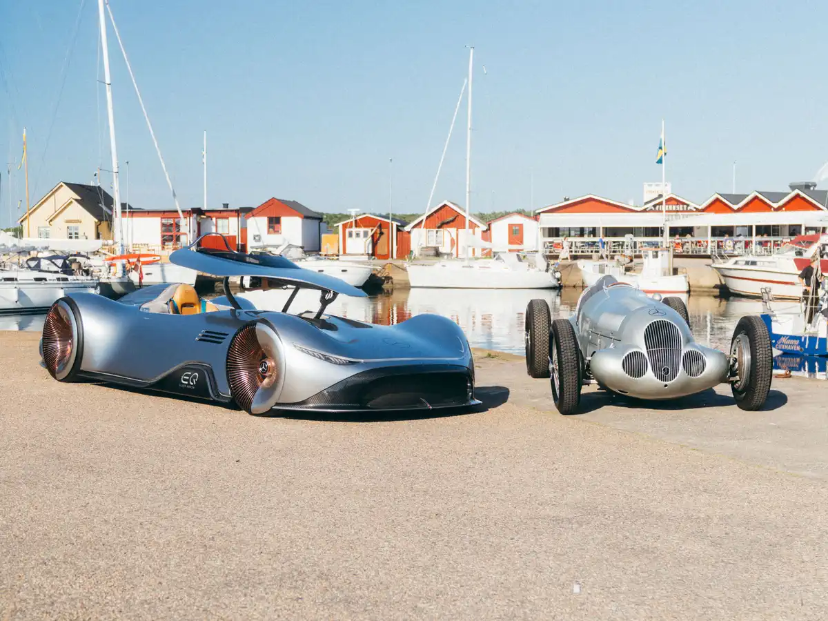 Mercedes-Benz W 125 (праворуч) та Mercedes-Benz Vision EQ Silver Arrow.