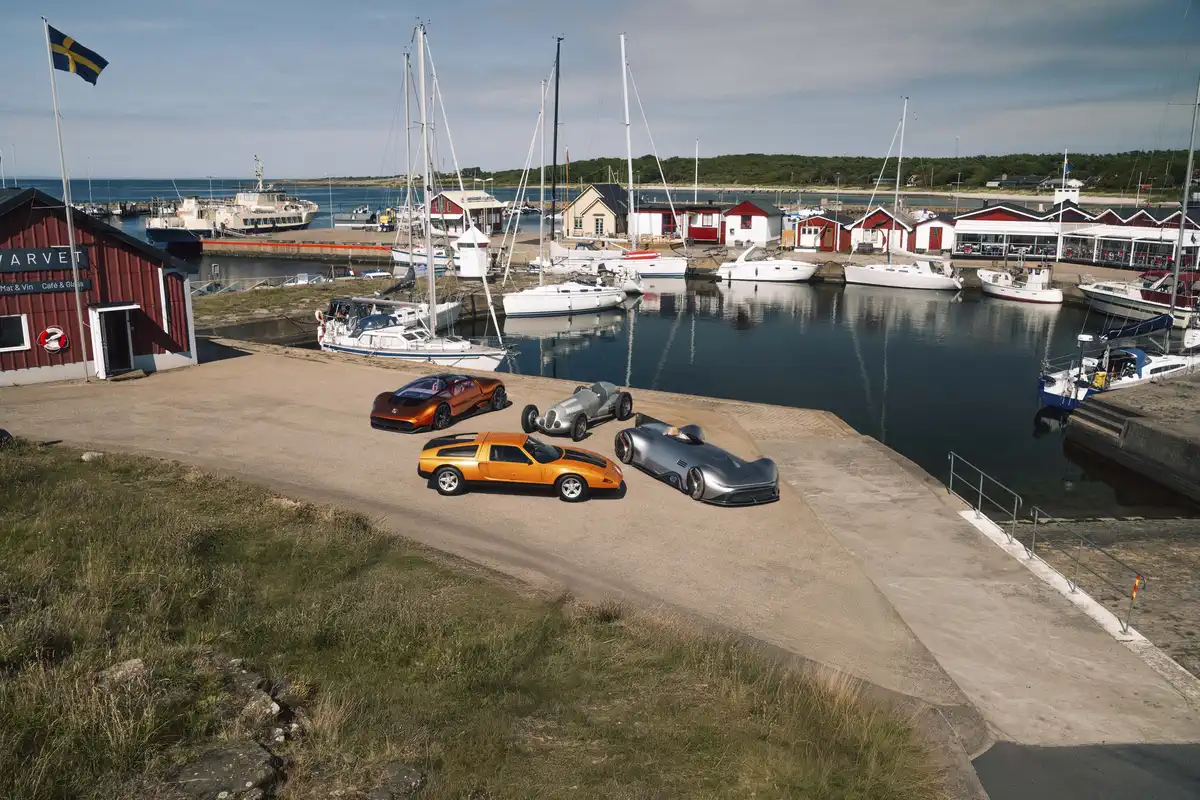 Зліва направо: Mercedes-Benz Vision One-Eleven, Mercedes-Benz C 111-II, Mercedes-Benz W 125 та Mercedes-Benz Vision EQ Silver Arrow.