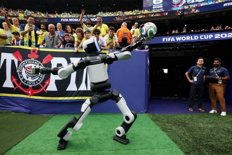Робот Atlas від Boston Dynamics дебютував на Чемпіонаті світу з футболу 2026 року