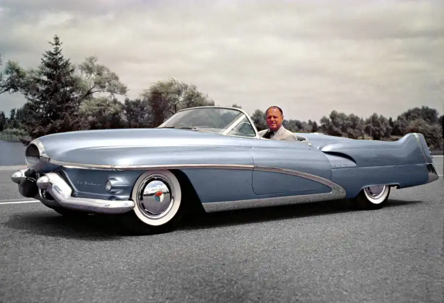 Гарлі Ерл за кермом автомобіля «Le Sabre» компанії General Motors 1951 року.