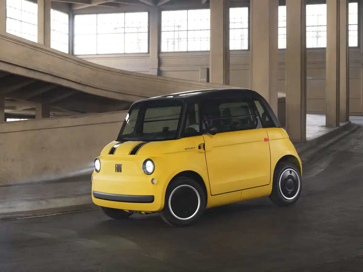 Новий електричний Fiat Topolino Sport на міських вулицях