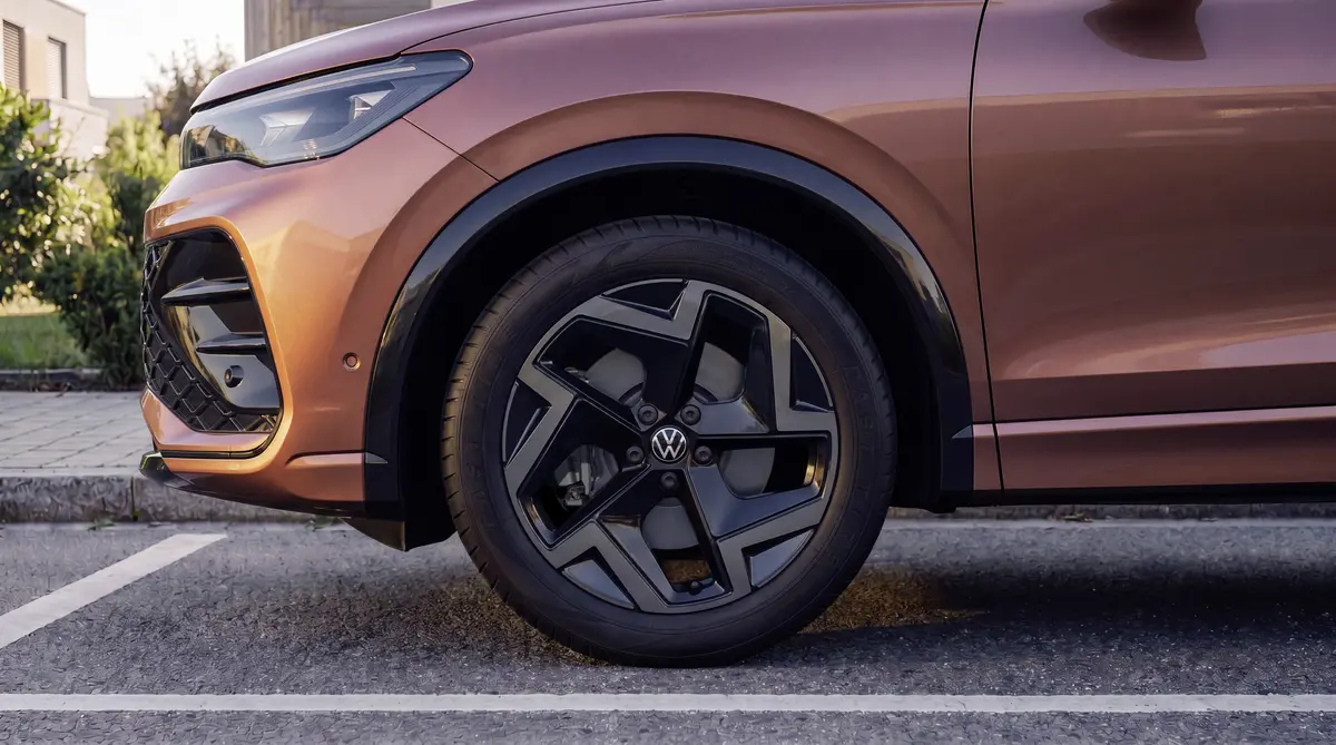 Volkswagen Tiguan EDITION 20: крупний план переднього колеса, фари та крила.