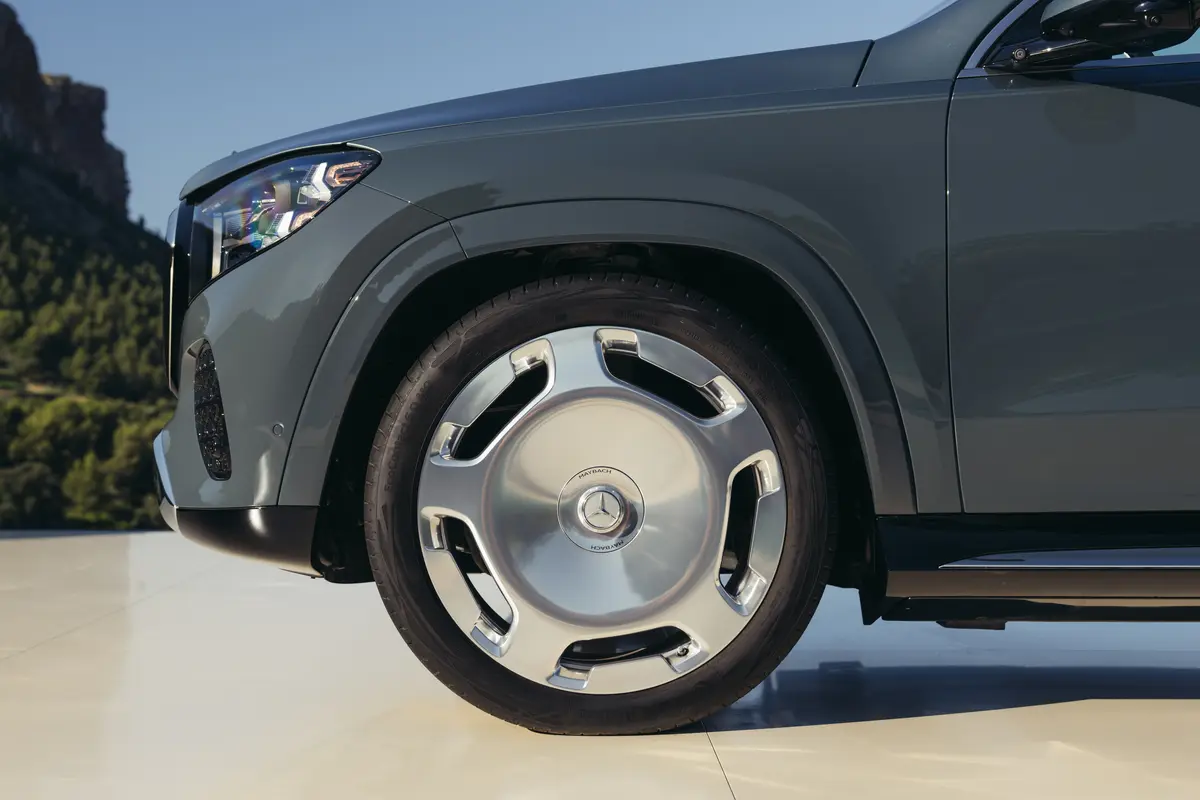 Передня частина оновленого Mercedes-Maybach GLS з 23-дюймовим диском