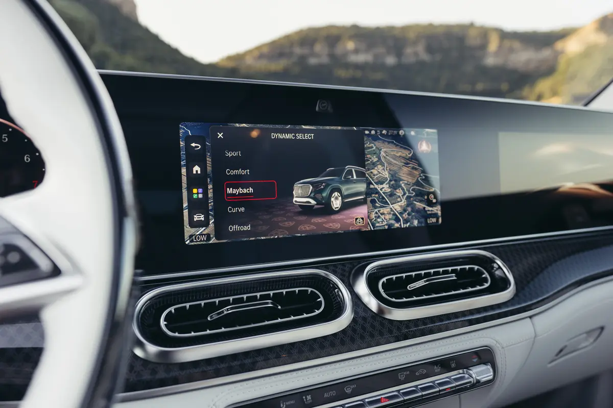 Салон Mercedes-Maybach GLS 2026 з екраном MBUX та режимом Maybach