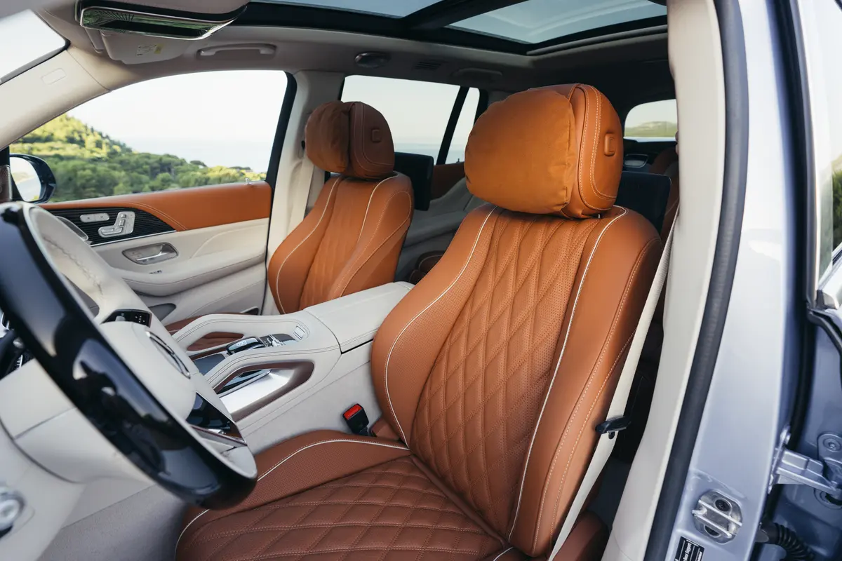 Інтер'єр Mercedes-Maybach GLS: коричневі шкіряні сидіння, панорамний дах