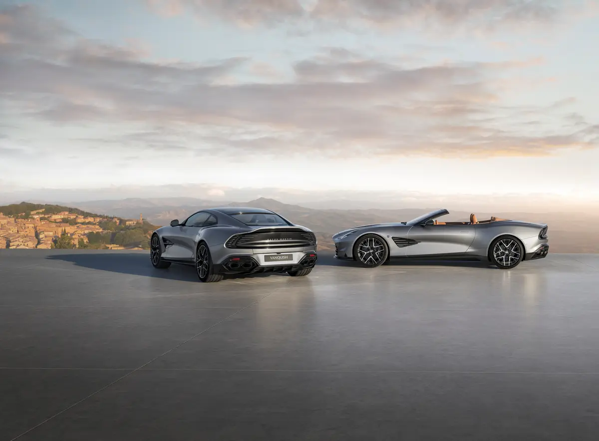 Два Aston Martin Vanquish 25: купе та Volante на заході сонця.