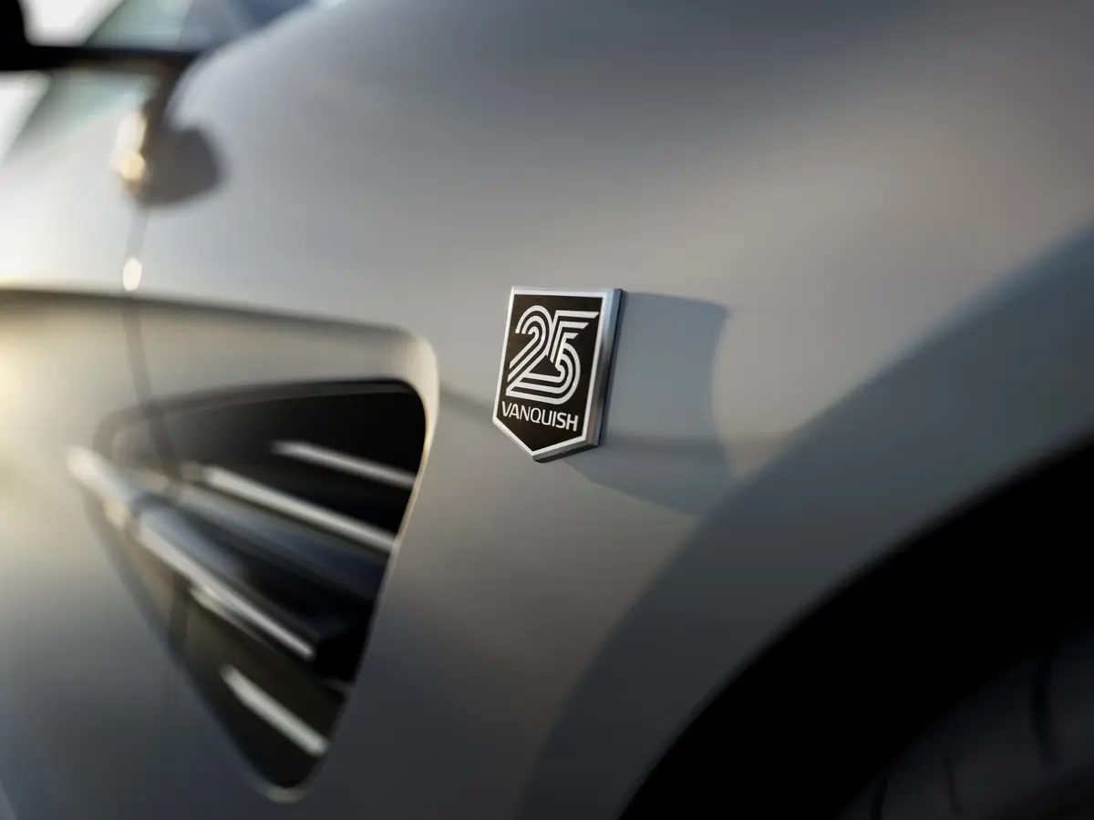 Емблема Aston Martin Vanquish 25