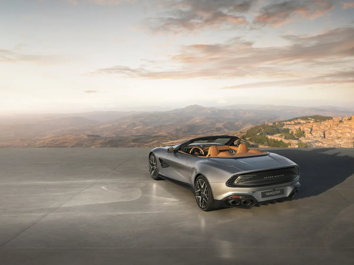Aston Martin Vanquish 25