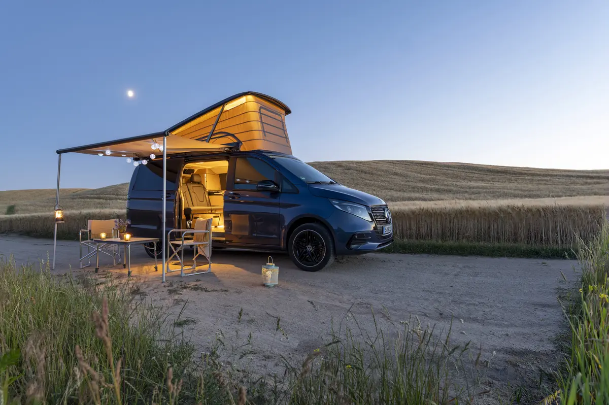 Кемпер Mercedes Marco Polo з освітленою підйомною покрівлею в полі