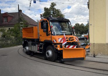 Unimog виходить на рейки: Daimler Truck показав універсальні машини для залізничної інфраструктури